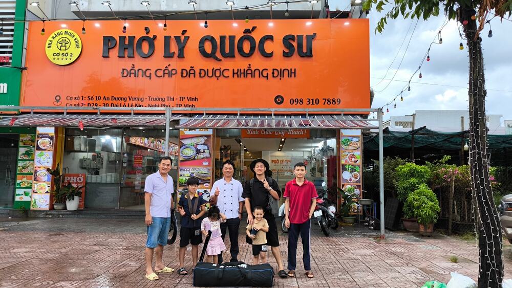 Mặt tiền Phở Lý Quốc Sư cơ sở 1 tại 10 An Dương Vương, Trường Thi, TP Vinh - khách hàng check-in trước biển hiệu